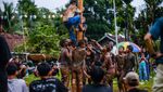 Warga di Serang Gelar Tradisi Panjat Pinang Lebaran