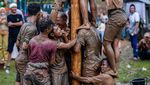 Warga di Serang Gelar Tradisi Panjat Pinang Lebaran