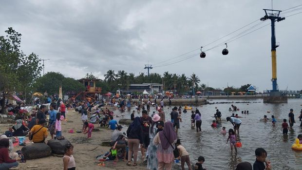 Warga padati Pantai Ancol di H+1 Lebaran Warga padati Pantai Ancol di H+1 Lebaran