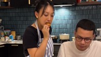 Setelah memasak bersama, mereka menikmati steak itu di meja makan. Begini momennya menikmati steak yang juicy bersama sang suami. Foto: Instagram @afifahyusuf