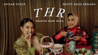 Judul lagu mereka adalah THR atau Tradisi Hari Raya. Lirik lagunya mengisahkan tradisi lebaran di Indonesia. Mereka juga melakukan pemotretan dengan suasana lebaran beserta makanan khasnya. Foto: Instagram @afifahyusuf