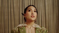 Afifah Yusuf adalah putri dari Hetty Koes Endang. Belum lama ini, ia dan sang ibunda merilis lagu yang viral di hari lebaran. Foto: Instagram @afifahyusuf