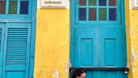 Kalau ini momen santai Afifah ketika liburan di Singapura. Ia membeli es krim dan berpose dengan buah hatinya yang lucu. Foto: Instagram @afifahyusuf