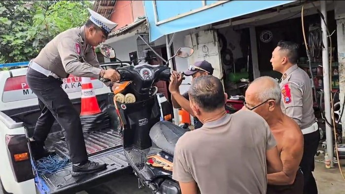 Anggota Polres Probolinggo angkut motor pemudik yang mogok di jalan