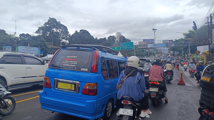 Pemprov Jabar Cairkan Kompensasi bagi 3.000 Sopir Angkot, Becak, dan Andong, Langkah Pompa Ulang Ekonomi Lokal? (Ekonomi)