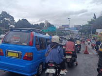 Video: Sejumlah Angkot Masih Beroperasi di Jalur Puncak Usai Dilarang Gubernur
