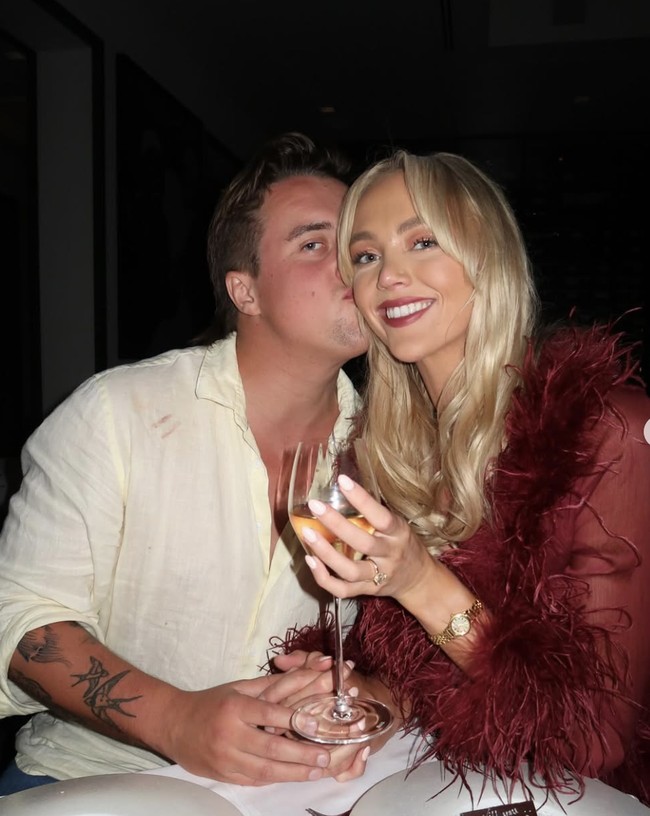 Wanita 27 tahun itu sebelumnya menjadi sorotan karena tantangan seksual yang kerap ia lakukan. Dalam wawancara dengan NeedToKnow, ia menegaskan bahwa pertunangannya dengan Brayshaw tidak akan menghentikan misinya. Foto: dok. Instagram/ Annie Knight