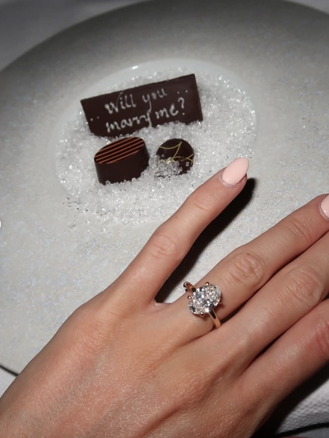 Brayshaw melamar Knight setelah makan malam romantis di Beverly Hills, California. Pasangan itu telah berteman selama satu dekade dan pernah berkencan beberapa kali sebelumnya, tetapi baru menjalin hubungan resmi dan hanya beberapa hari, dia langsung melamar Knight. Foto: dok. Instagram/ Annie Knight