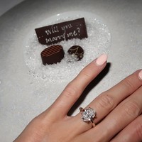 Brayshaw melamar Knight setelah makan malam romantis di Beverly Hills, California. Pasangan itu telah berteman selama satu dekade dan pernah berkencan beberapa kali sebelumnya, tetapi baru menjalin hubungan resmi dan hanya beberapa hari, dia langsung melamar Knight. Foto: dok. Instagram/ Annie Knight