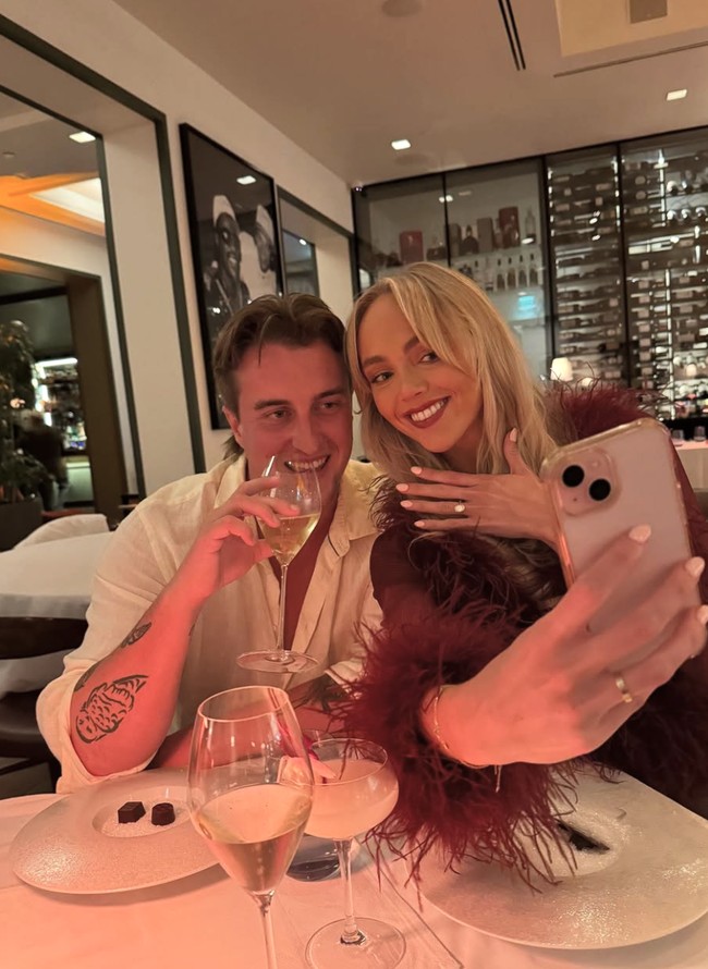 Nama Annie Knight kembali menjadi perbincangan panas. Wanita yang dikenal sebagai bintang OnlyFans dengan julukan ‘wanita paling aktif secara seksual di Australia’ itu mengumumkan pertunangannya dengan seorang pekerja konstruksi, Henry Brayshaw. Yang lebih mengejutkan, meski telah bertunangan, Knight tetap berkomitmen untuk menyelesaikan misinya dengan meniduri 500 pria perjaka pada tahun 2025.Foto: dok. Instagram/ Annie Knight