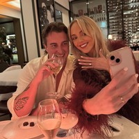 Nama Annie Knight kembali menjadi perbincangan panas. Wanita yang dikenal sebagai bintang OnlyFans dengan julukan ‘wanita paling aktif secara seksual di Australia’ itu mengumumkan pertunangannya dengan seorang pekerja konstruksi, Henry Brayshaw. Yang lebih mengejutkan, meski telah bertunangan, Knight tetap berkomitmen untuk menyelesaikan misinya dengan meniduri 500 pria perjaka pada tahun 2025.Foto: dok. Instagram/ Annie Knight