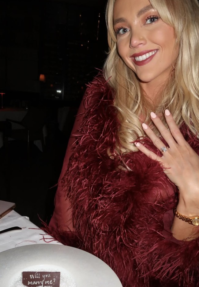 Meskipun telah bertunangan, Knight dan Brayshaw memutuskan untuk menjalani open relationship. “Kami telah sepakat untuk memiliki hubungan yang secara teknis ‘terbuka’. Henry sangat mendukung tantangan seks saya,” jelas Knight. Foto: dok. Instagram/ Annie Knight