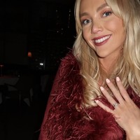 Meskipun telah bertunangan, Knight dan Brayshaw memutuskan untuk menjalani open relationship. “Kami telah sepakat untuk memiliki hubungan yang secara teknis ‘terbuka’. Henry sangat mendukung tantangan seks saya,” jelas Knight. Foto: dok. Instagram/ Annie Knight