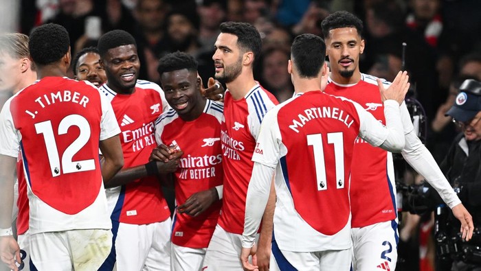 LONDON, ENGLAND - APRIL 01: Bukayo Saka celebrates scoring Arsenals 2nd goal with his team mates during the Premier League match between Arsenal FC and Fulham FC at Emirates Stadium on April 01, 2025 in London, England. (Photo by David Price/Arsenal FC via Getty Images)