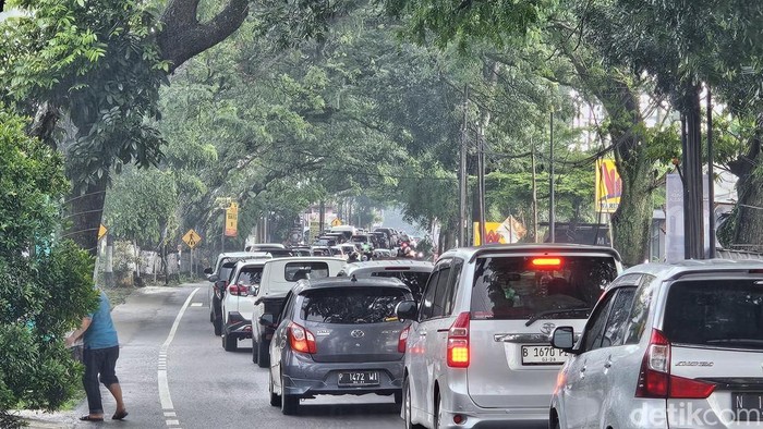 Arus lalu lintas di Jalan Ir Soekarno, Kota Batu.