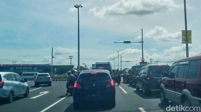 Arus lalu lintas di Jalan Jogja-Solo, Klaten, Selasa (2/4/2025).