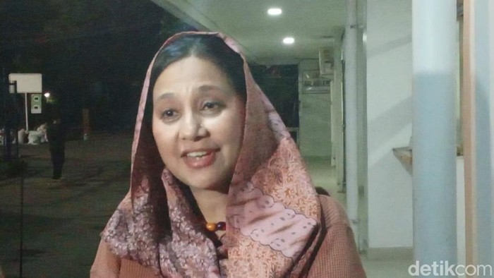 Ayu Azhari melayat ke rumah duka Ray Sahetapy.