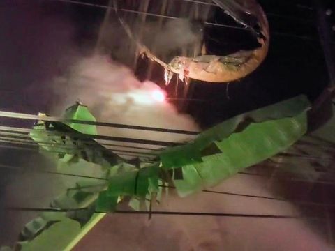 Balon udara nyangkut kabel listrik di Desa Jatimalang, Kebumen, Selasa (1/4/2025) malam.