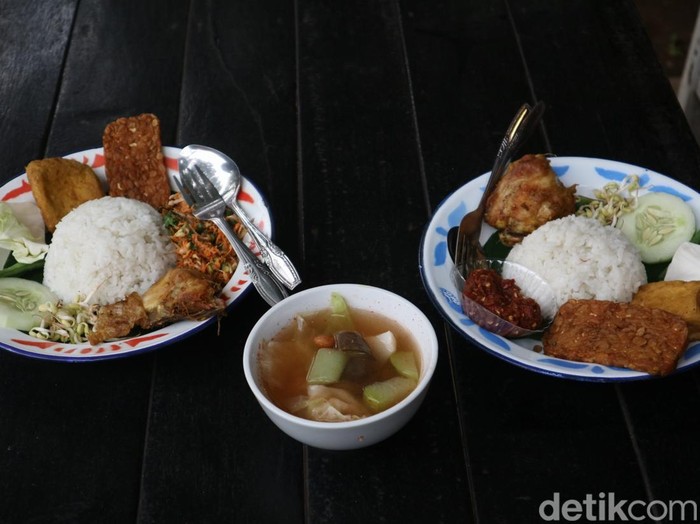 Berburu kuliner jadul di warung jahe rempah Pati, Rabu (2/4/2025).