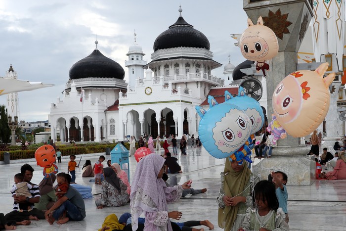 Berkunjung ke Wisata Religi Masjid Baiturrahman Banda Aceh saat Libur Lebaran Wisatawan menikmati panorama Masjid Raya Baiturrahman saat libur lebaran Idul Fitri 1446 Hijriah di Banda Aceh, Aceh, Selasa (1/4/2025). Masjid Raya Baiturrahman yang merupakan salah satu masjid terindah di kawasan Asia Tenggara itu menjadi objek wisata religi yang ramai dikunjungi wisatawan dari berbagai daerah saat Idul Fitri 1446 H. ANTARA FOTO/Irwansyah Putra/nym.