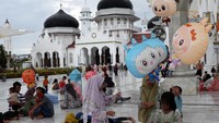 Masjid Raya Baiturrahman yang merupakan salah satu masjid terindah di kawasan Asia Tenggara itu menjadi objek wisata religi yang ramai dikunjungi wisatawan dari berbagai daerah saat Idul Fitri 1446 H. 