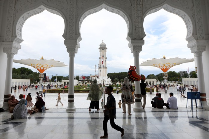 Berkunjung ke Wisata Religi Masjid Baiturrahman Banda Aceh saat Libur Lebaran Wisatawan menikmati panorama Masjid Raya Baiturrahman saat libur lebaran Idul Fitri 1446 Hijriah di Banda Aceh, Aceh, Selasa (1/4/2025). Masjid Raya Baiturrahman yang merupakan salah satu masjid terindah di kawasan Asia Tenggara itu menjadi objek wisata religi yang ramai dikunjungi wisatawan dari berbagai daerah saat Idul Fitri 1446 H. ANTARA FOTO/Irwansyah Putra/nym.