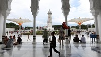 Wisatawan menikmati panorama Masjid Raya Baiturrahman saat libur lebaran Idul Fitri 1446 Hijriah di Banda Aceh, Aceh, Selasa (1/4/2025).