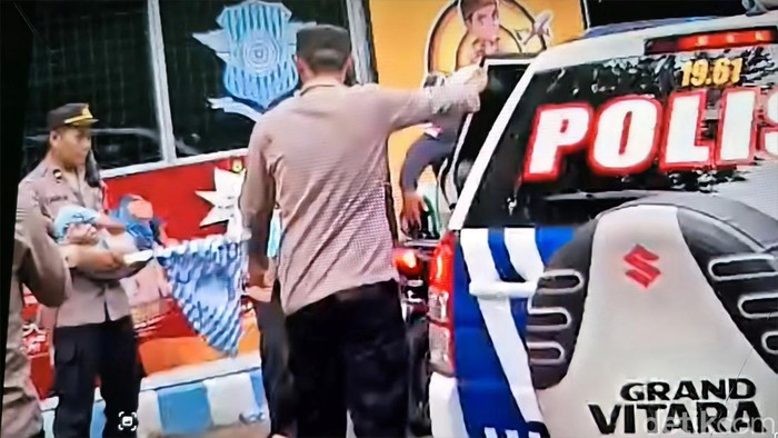 Bocah Kejang Dievakuasi Polisi di Tengah One Way Gunung Butak