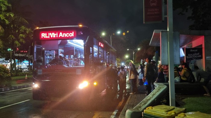 Bus wara-wiri Ancol