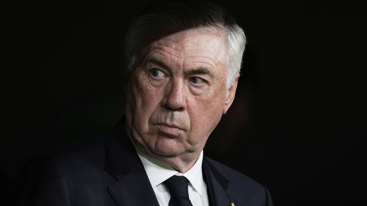 Carlo Ancelotti tak fokus ke kritik untuk Real Madrid menjelang duel dengan Arsenal. (Foto: AP/Bernat Armangue)