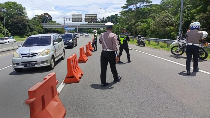 Contraflow Km 44-46 Tol Jagorawi Arah Puncak Bogor Dihentikan. (Rizky/detikcom)
