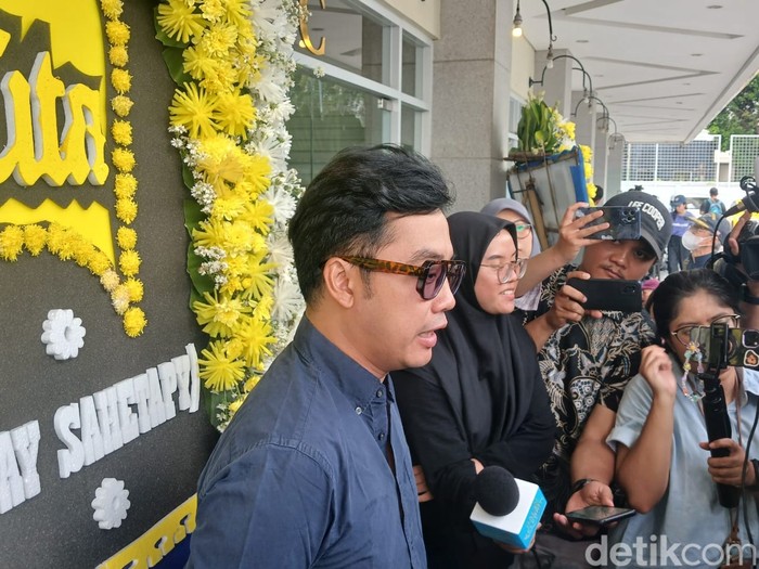 Dennis Adiswara takziah ke rumah duka Ray Sahetapy.