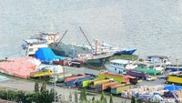 Deretan truk berjejer rapi di pinggir pelabuhan Sungai Mahakam, menanti giliran untuk mengangkut muatan. Sebuah potret keteraturan dalam hiruk-pikuk logistik. (Foto: Yuda Almerio)