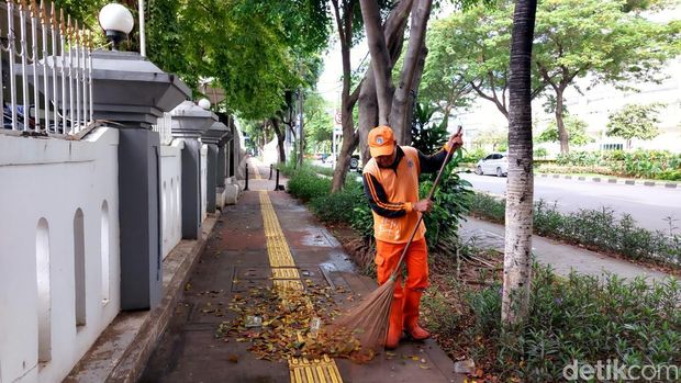 Edril (50) petugas PPSU Kelurahan Gelora (Rumondang/detikcom)