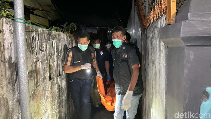Evakuasi wanita tewas tergantung di pintu kamar mandi indekosnya di Makassar.