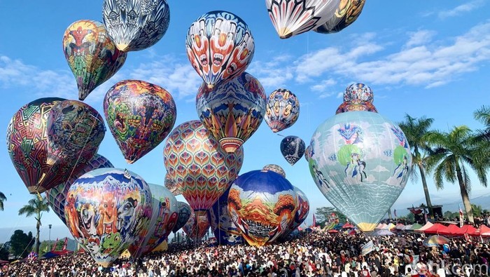 Festival balon udara di lapangan Ronggolawe, Desa Kembaran Kecamatan Kalikajar, Wonosobo, Rabu (2/4/2025).