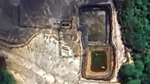 Foto kolam raksasa di tambang emas PT STM, Dompu, NTB, yang beredar di media sosial. Kolam raksasa itu diduga berisi limbah zat kimia. (Istimewa)