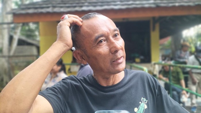 Taman Margasatwa Ragunan salah satu destinasi wisata di Jakarta yang tak sepi pengunjung pada masa libur Lebaran 2025. Ramainya pengunjung jadi peluang fotografer keliling mendapat cuan meski sudah era digital dan kamera handphone.