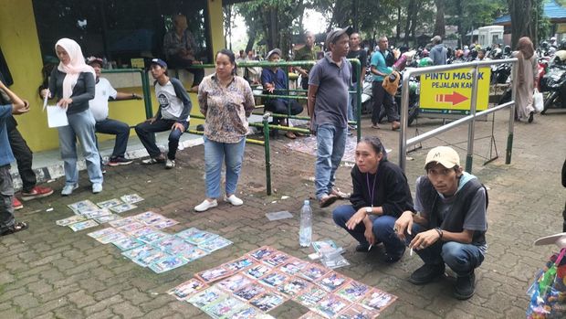 Taman Margasatwa Ragunan salah satu destinasi wisata di Jakarta yang tak sepi pengunjung pada masa libur Lebaran 2025. Ramainya pengunjung jadi peluang fotografer keliling mendapat cuan meski sudah era digital dan kamera handphone.