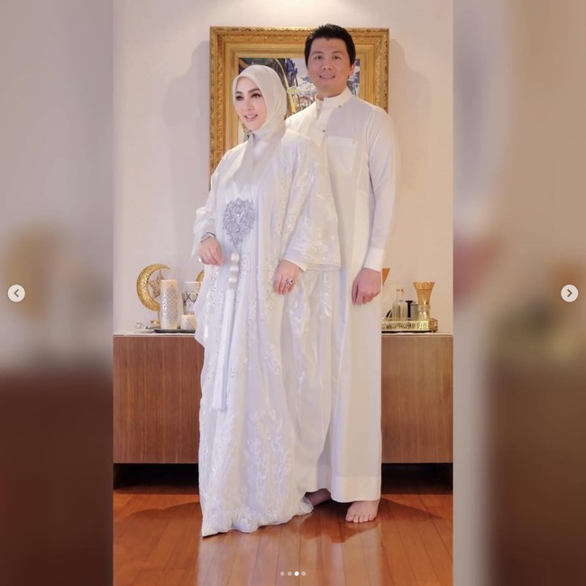 Baju Lebaran, Kaftan juga jadi pilihan penyanyi Syahrini yang merayakan Idul Fitri 2025 bersama suaminya, Reino Barack di Singapura. Syahrini dan Reino kompak memakai busana serba putih di Hari Raya. Foto: Dok. Instagram