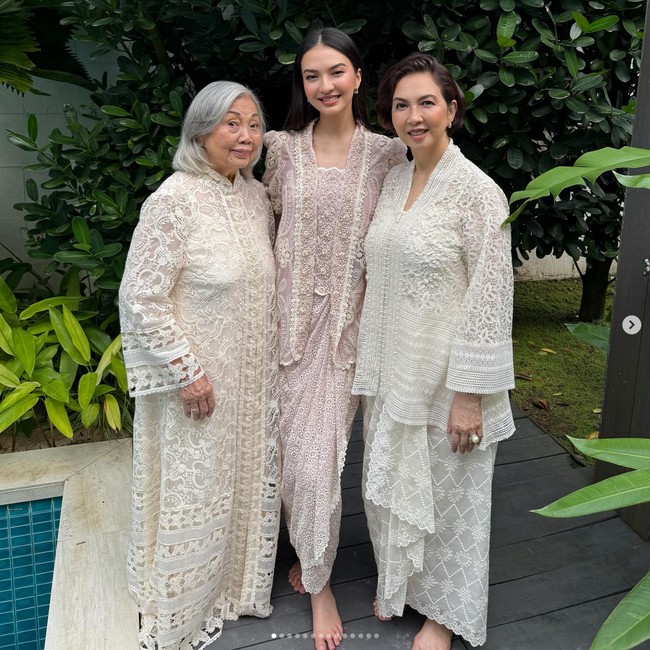 Artis Raline Shah juga merayakan Lebaran di Singapura. Raline mengenakan kebaya brokat nan cantik dari brand Lace by Artkea saat berpose bersama ibu dan neneknya. Foto: Dok. Instagram
