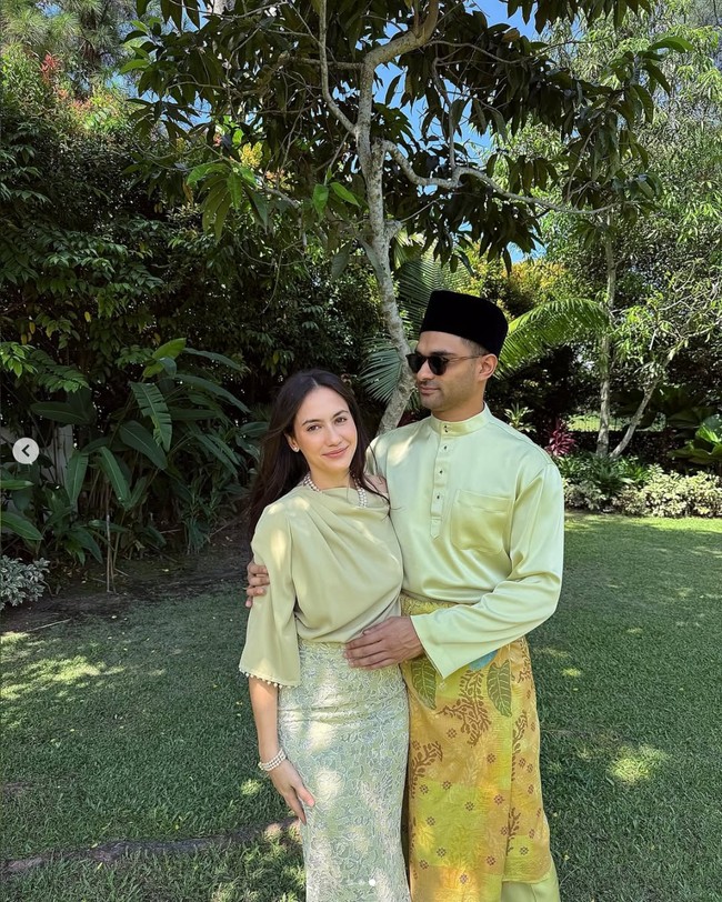Aktris Pevita Pearce merayakan Idul Fitri di negara tetangga Singapura yaitu Malaysia. Pevita yang menikah dengan pengusaha Malaysia berpose bersama sang suami Mirzan Meer dalam balutan busana warna hijau saat Lebaran 2025. Foto: Dok. Instagram