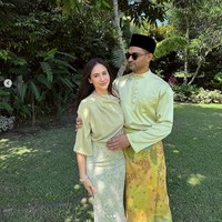 Aktris Pevita Pearce merayakan Idul Fitri di negara tetangga Singapura yaitu Malaysia. Pevita yang menikah dengan pengusaha Malaysia berpose bersama sang suami Mirzan Meer dalam balutan busana warna hijau saat Lebaran 2025. Foto: Dok. Instagram
