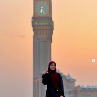 Artis yang juga merayakan Lebaran 2025 di Tanah Suci adalah komedian Arafah Rianti. Mengenakan dress biru, Arafah memberikan ucapan selamat Lebaran dengan latar belakang foto Menara Abraj Al Bait yang dikenal sebagai menara jam tertinggi. Foto: Dok. Instagram