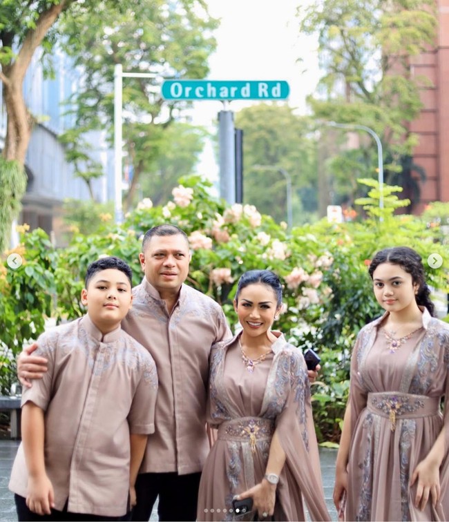 Krisdayanti tampil glamour dengan busana warna cokelat bersama suami, Raul Lemos dan kedua anaknya, Amora serta Kellen Lemos saat merayakan Idul Fitri di Singapura. KD dan Amora tampak kompak mengenakan kaftan dari Inne collection. Foto: Dok. Instagram
