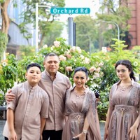 Krisdayanti tampil glamour dengan busana warna cokelat bersama suami, Raul Lemos dan kedua anaknya, Amora serta Kellen Lemos saat merayakan Idul Fitri di Singapura. KD dan Amora tampak kompak mengenakan kaftan dari Inne collection. Foto: Dok. Instagram