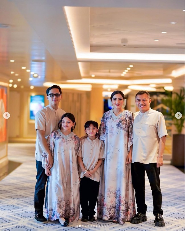 Pasangan artis Anang dan Ashanty merayakan Lebaran di Spanyol bersama buah hati mereka, Arsy dan Arsya serta Azriel Hermansyah. Ashanty tampak kompak memakai kaftan motif bunga dengan Arsy. Sedangkan Anang dan dua anak laki-lakinya memakai baju koko berwarna krem. Foto: Dok. Instagram