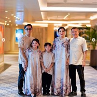 Pasangan artis Anang dan Ashanty merayakan Lebaran di Spanyol bersama buah hati mereka, Arsy dan Arsya serta Azriel Hermansyah. Ashanty tampak kompak memakai kaftan motif bunga dengan Arsy. Sedangkan Anang dan dua anak laki-lakinya memakai baju koko berwarna krem. Foto: Dok. Instagram