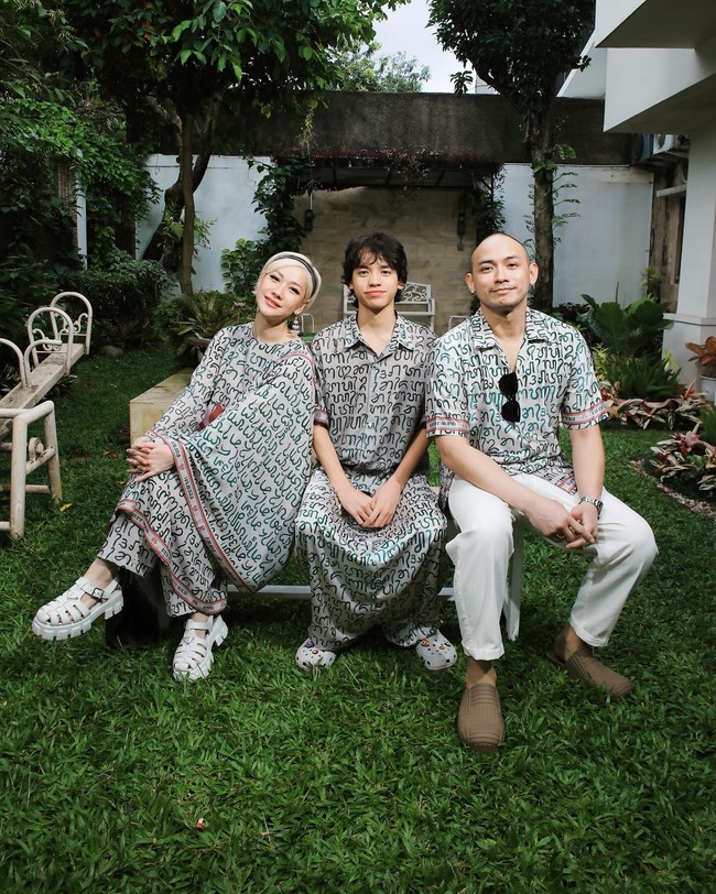 Dalam Lebaran Day 2 tentu BCL mengenakan busana yang berbeda. Kali ini keluarganya bergaya lebih unik dengan baju bermotif aksara Bali. Foto: Instagram @itsmebcl