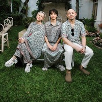 Dalam Lebaran Day 2 tentu BCL mengenakan busana yang berbeda. Kali ini keluarganya bergaya lebih unik dengan baju bermotif aksara Bali. Foto: Instagram @itsmebcl